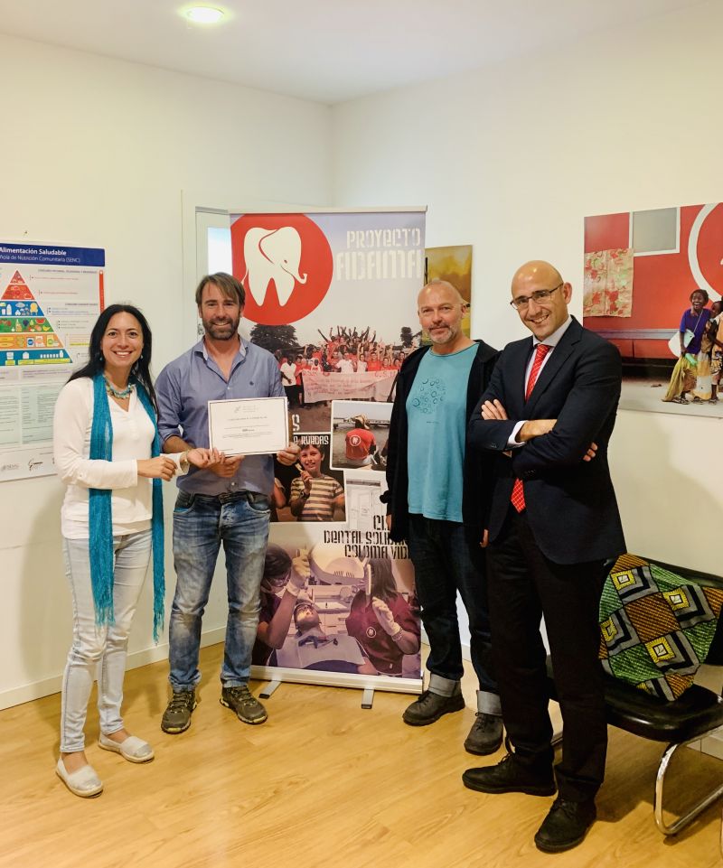 La Associació de Periodistes de les Illes Balears (APIB) hace entrega a Dentistas Sobre Ruedas de la recaudación de su II Fiesta Solidaria