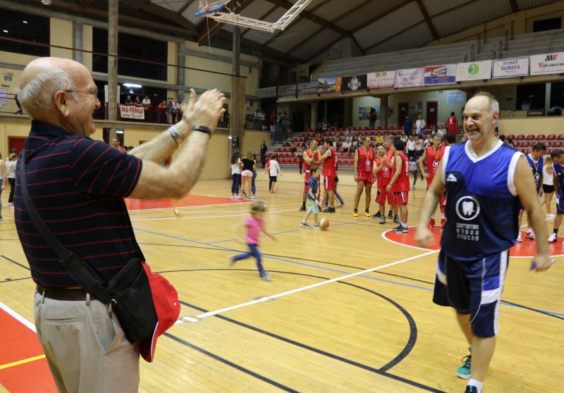 Leyendas del baloncesto nacional y mallorquín juegan a favor de Dentistas sobre Ruedas