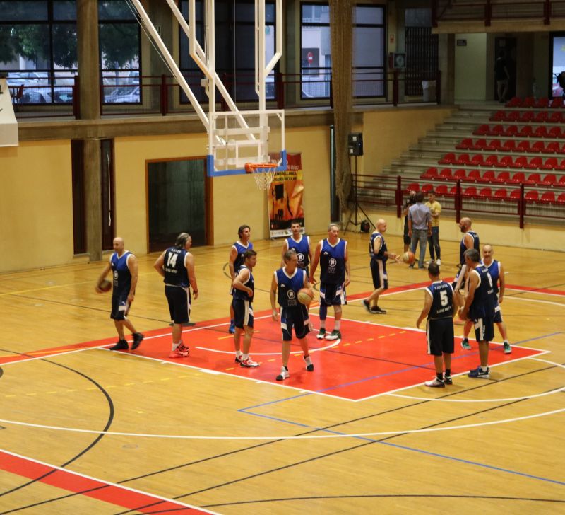 Leyendas del baloncesto nacional y mallorquín juegan a favor de Dentistas sobre Ruedas