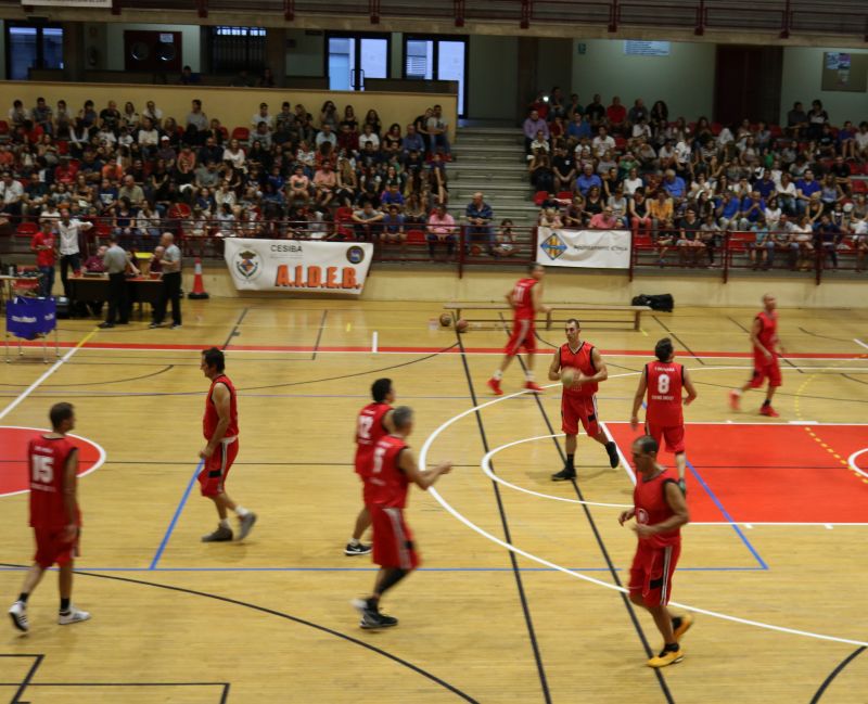 Leyendas del baloncesto nacional y mallorquín juegan a favor de Dentistas sobre Ruedas